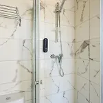 F8-2 Bedroom Ensuite Séjour chez l'habitant